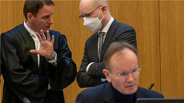 Der frühere Wirecard-Vorstandschef Markus Braun (vorne) im Gerichtssaal. Im Hintergrund der Mitangeklagte Oliver Bellenhaus (r.) mit seinem Anwalt Florian Eder.