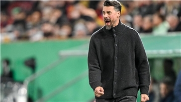 Augsburger Pokal-K.o. nächster Tiefschlag für Wagner Der Frust muss raus: Sandro Wagner schreit am Spielfeldrand.