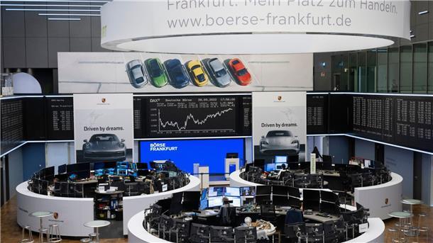 Der für den Porsche-Börsengang fertig dekorierte Handelssaal der Deutschen Börse in Frankfurt.