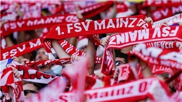 Notfall: Mainzer Fan „auf dem Wege der Besserung“ Der Fußball-Fan, der im Spiel der Mainzer in Stuttgart reanimiert werden musste, ist nach Club-Angaben auf dem Weg der Besserung.