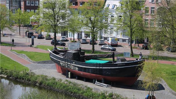  Gaffelschoner Hermine in der Cuxhavener Innenstadt