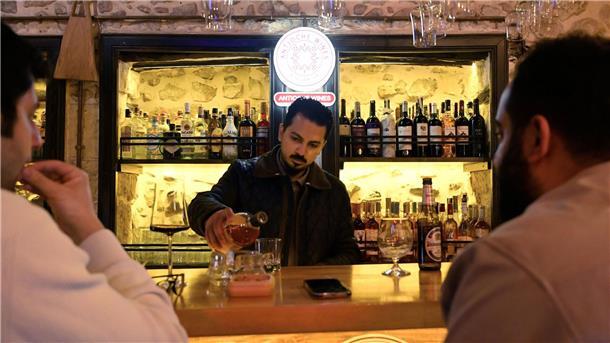 Der Gastronom Dogus Genc betreibt inmitten der zerstörten Altstadt eine kleine Tanzbar.