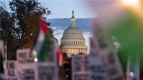 Der Gaza-Krieg bestimmt auch weiterhin das politische Geschehen auf den Straßen. In Washington protestieren Menschen bei einer pro-palästinensischen Demonstration für eine Feuerpause im Gazastreifen.