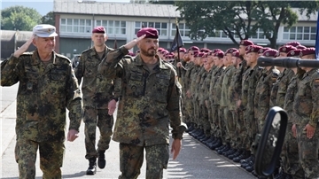 Der General der Infanterie, Michael Matz (links) beim Abschreiten der Front mit dem Kommandeur des Fallschirmjägerregiments 31. Oberstleutnant, Maik Münzner (rechts). Im Hintergrund der verabschiedete stellvertretende Kommandeur, Oberstleutnant Mirko Bindewald.