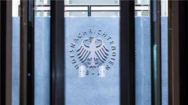 Der Generalbundesanwalt hat einen Mitarbeiter des Bundesnachrichtendienstes wegen des Verdachts auf Landesverrat festnehmen lassen.
