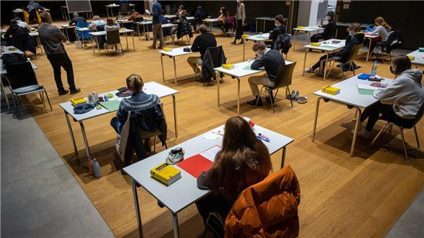 Schüler schreiben eine Prüfung.