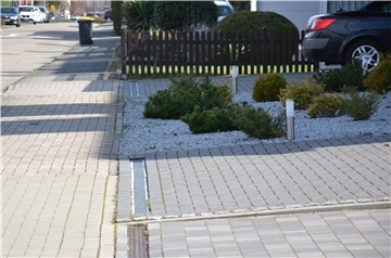Der Gesamte Vorplatz dieses Wohnhauses in Zeven ist gepflastert und geschottert. Das darf nicht sein. 