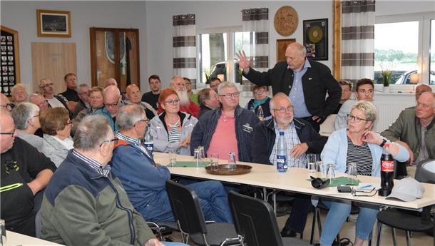 Der geschäftsführende Gesellschafter Ralf Mehrtens vom beauftragten Bauunternehmen aus Bramstedt erläutert den rund 60 Bürgern in Rhadereistedt Details zum bevorstehenden Neubau der Ortsdurchfahrt.