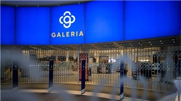 Der geschlossene Eingang der Galeria Kaufhof in der Innenstadt von Leipzig. Die Filiale am Neumarkt schließt Ende Juni 2023.