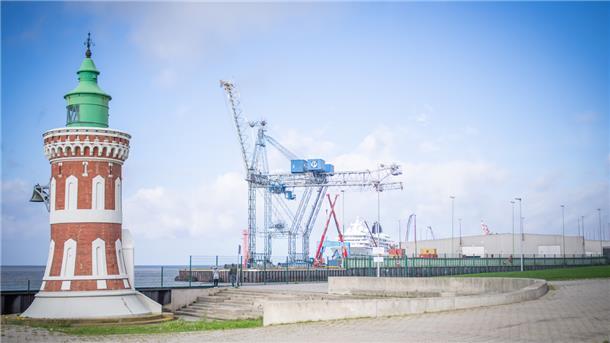 Der Giraffen-Kran an der Stromkaje hinter dem Pingelturm: Der Erhalt des Objekts ist vermutlich nicht zu stemmen. Foto: Hartmann