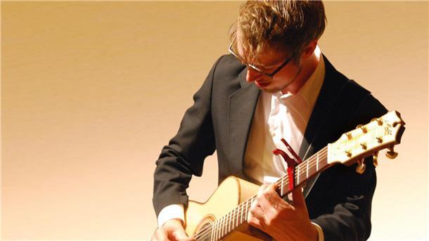 Mann spielt Gitarre