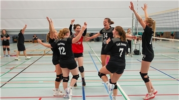 Der glatte 3:0-Sieg in Hildesheim wurde von den Zevener Volleyballerinnen ausgiebig bejubelt.
