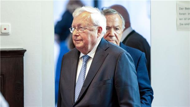 Cum-Ex-Prozess gegen Olearius eingestellt „Der gleiche Rechtsstaat, der Olearius nun vor einem Verfahren schützt, dem er nicht mehr gewachsen ist, hätte ihn schon früher entschlossen anklagen müssen“, sagt der frühere Grünen-Bundestagsabgeordnete und jetzige Vorstand der Bürgerbewegung Finanzwende, Gerhard Schick.