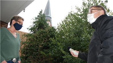 Der Glockensachverständige der Landeskirche Hannover bei der Arbeit. Auf dem Balkon von Bärbel Hempel in Bad Bederkesa misst Andreas Philipp den Geräuschpegel des Glockenklangs.