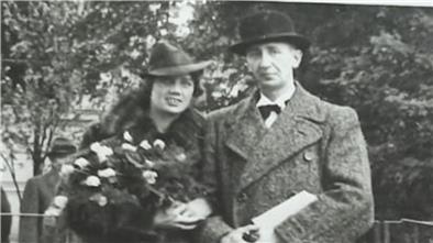 Die Eheleute Erna und Karl Gronau stehen am 11. Oktober 1938 vor der Kirche in Bremen