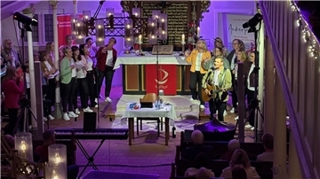 Der Gnarrenburger Chor „CHORios“ und Julian Sengelmann begeisterten gemeinsam das Publikum in der Selsinger Kirche.