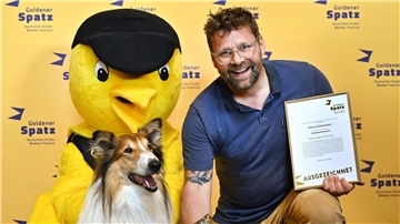 Der „Goldene Spatz“, Filmhund „Bandit“ und Regisseur Hannes Olderdissen freuen sich über die Auszeichnung für  „Lassie - Ein neues Abenteuer“.
