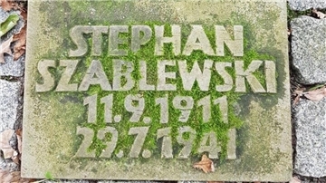 Der Grabstein von Stefan Szablewski auf dem Wulsdorfer Friedhof in Bremerhaven.