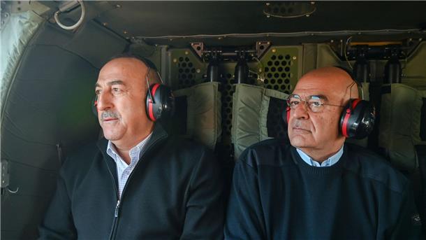 Der griechische Außenminister Nikos Dendias (r.) und sein türkischer Amtskollege Mevlüt Cavusoglu bei einem gemeinsamen Flug über die erdbebengeschädigten Gebiete in der Türkei.