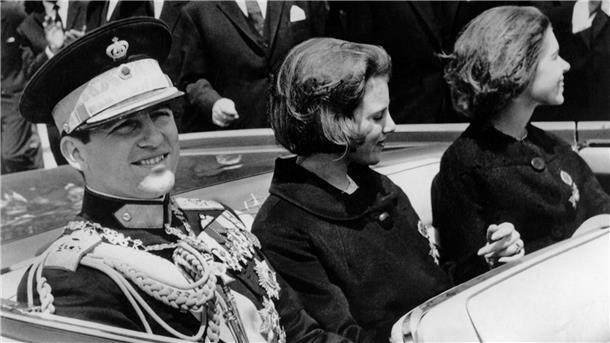 Der griechische König Konstantin mit seiner Braut, Prinzessin Anne-Marie von Dänemark (M) und seiner Schwester Prinzessin Irene (r) bei seinem ersten offiziellen Staatsbesuch in Mazedonien (Jugoslawien).