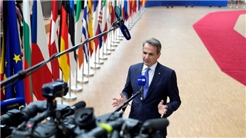 Der griechische Ministerpräsident Kyriakos Mitsotakis steht in Brüssel Medienvertretern Rede und Antwort.