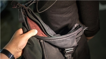 Der Griff in die fremde Tasche ist nur eine Variante. Das Repertoire der Trickdiebe ist umfangreich und wird ständig erweitert, warnt die Polizei. Foto: Killig/dpa