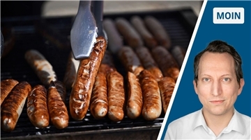 Links im Bild sind Bratwürste zu sehen. Rechts ist der Kopf des Autors zu sehen. 