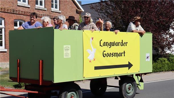 Der größte Wagen des Umzugs beim Goosmart in Langwarden, es wurden sogar Kamelle (Bonbons) geworfen wie beim Karneval.