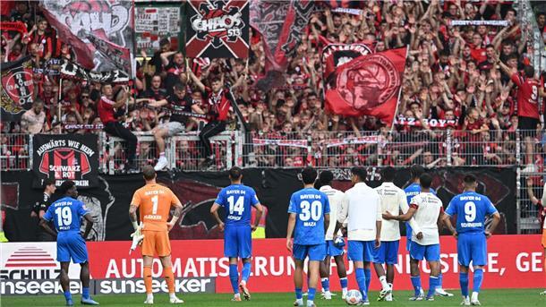 Neuer Trainer schon unter Druck: Leverkusen im Krisenmodus Der große Frust: Die Leverkusener Spieler nach dem 3:3 in Bremen vor den mitgereisten Fans.