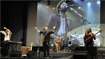 Der große Meister im Hintergrund auf der Leinwand. Auf der Bühne Eric Claptons Neff Will Johns (Mitte), Keyboarder Noah East, Schlagzeuger Momme Boe und Bassistin Julia Hofer.