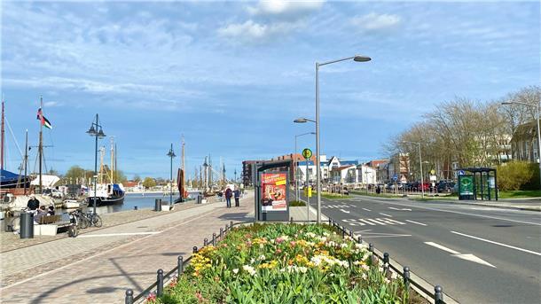Wie das Hansestädtchen Greifswald am Museumshafen uns um Nasenlängen voraus ist Der große Museumshafen in Greifswald: Die Stadt hat die Hauptverkehrsachse daran entlang zur Flaniermeile umgebaut, die Fahrstreifen in beide Richtungen dafür verschlankt und den Mittelstreifen schön begrünt.