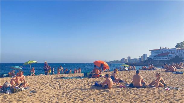 Der „große Strand“ in Platja d’Aro ist auf den ersten Blick wirklich groß - aber vor 40 oder 50 Jahren war er viel größer.