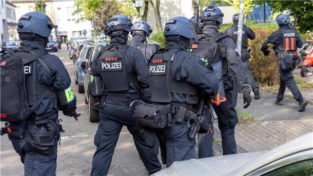 Messerangriff an Schule: Lehrerin verletzt - Schüler gefasst Der Großeinsatz zieht sich über Stunden bis zur Festnahme des Tatverdächtigen.