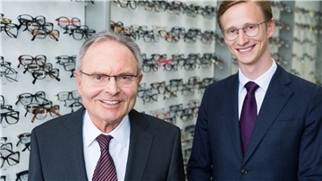 Der Gründer der Fielmann AG, Günther Fielmann (links), und sein Sohn Marc Fielmann lächeln in die Kamera.