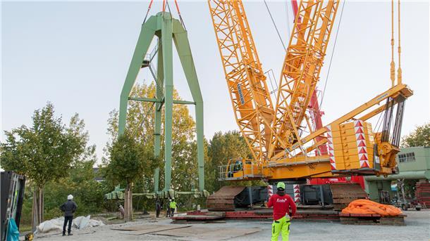 Der grüne Gigant bewegt sich – der Rickmerskran findet seinen neuen Platz.