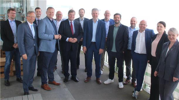 Gruppenfoto beim Besuch des Koordinators der Bundesregierung für maritime Wirtschaft und Tourismus in Cuxhaven