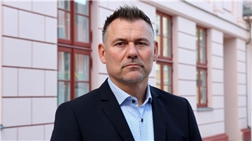 Der Güstrower Bürgermeister Sascha Zimmermann (FDP) hofft nach dem Fund einer Kinderleiche auf zeitnahe Ermittlungsergebnisse.