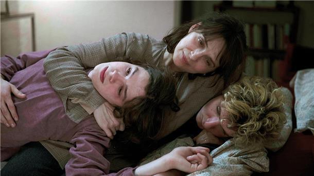 „Der Gymnasiast“: Lucas (Paul Kircher, l.) mit seiner Mutter (Juliette Binoche) und seinem Bruder Quentin (Vincent Lacoste).