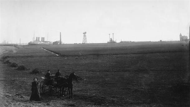 Der Hafen ist schon ganz nah an den Brinkamahof herangerückt. Die historische Aufnahme zeigt Tete mit einer Kutsche auf ihrem Grund und Boden.