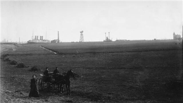 Der Hafen ist schon ganz nah an den Brinkamahof herangerückt. Die historische Aufnahme zeigt Tete mit einer Kutsche auf ihrem Grund und Boden.