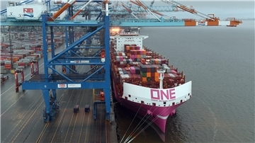 Schiff liegt an der Containerkaje. 
