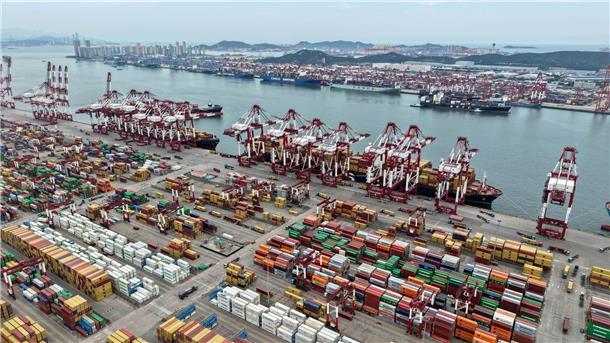 Chinas Exporte in die USA brechen im August ein Der Hafen von Qingdao - die chinesischen Exporte in die USA brachen ein. (Archivbild)