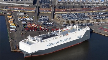 Autofrachter im Hafen. 