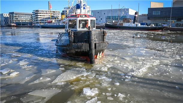 Der Hafenschlepper „Albatros“ arbeitet jetzt im Neuen Hafen als Eisbrecher.