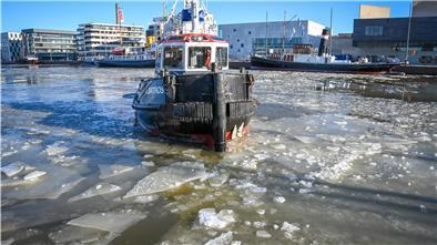 Der Hafenschlepper „Albatros“ arbeitet jetzt im Neuen Hafen als Eisbrecher.