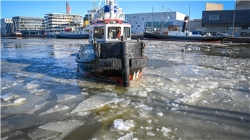 Der Hafenschlepper „Albatros“ arbeitet jetzt im Neuen Hafen als Eisbrecher.