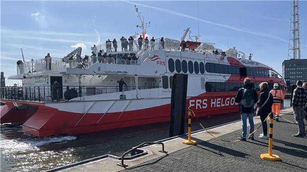 Helgoland-Urlaub per Schiff: 7 Unterschiede zwischen „Helgoland“ und „Halunder Jet“ Blick auf ein Schiff, das anlegt. Der Halunder Jet bringt Touristen nach Helgoland. Wir haben ihn getestet und zeigen sieben Unterschiede zur Fahrt mit dem Seebäderschiff.