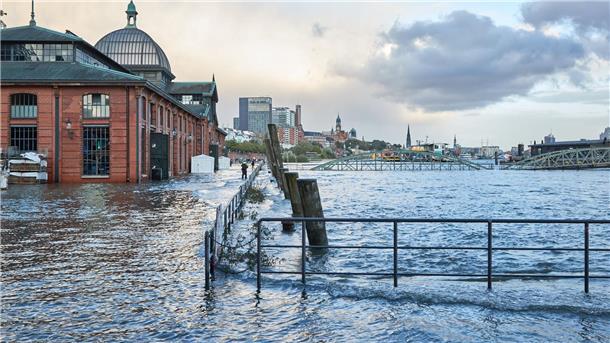 Erste Sturmflut der Saison überspült Hamburger Fischmarkt Der Hambuger Fischmarkt mit der Fischauktionshalle steht teilweise unter Wasser.