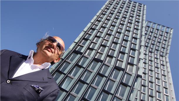 Der Hamburger Architekt Hadi Teherani ist für seine ungewöhnlichen Gestaltungen bekannt wie etwa das Bürohaus „Tanzende Türme“ an der Hamburger Reeperbahn. Zu weiteren Objekten mit internationalem Renomee gehören die Kranhäuser in Köln oder die Docklands an der Elbe.
