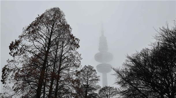 Sturmtief sorgt für wechselhaftes, aber mildes Wetter Der Hamburger Fernsehturm ist bei Nebel und Regen nur undeutlich zu erkennen.